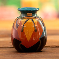 Jarrón decorativo de cerámica, 'Trenzas Andinas en Azul' - Jarrón decorativo de cerámica con motivos andinos pintados a mano