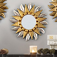Espejo de pared de madera de aluminio y bronce dorado, 'Girasol peruano' - Espejo de pared de madera de girasol de bronce dorado y aluminio