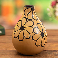 Dekorative Keramikvase, „Frühlingsblumen“ – Chulucanas Keramik-Blumenvase, handgefertigt in Peru