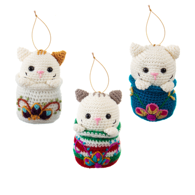 Gehäkelte und handbestickte Ornamente, „Kitty Trio“ (3er-Set) – Set aus 3 gehäkelten Katzenornamenten mit floraler Handstickerei