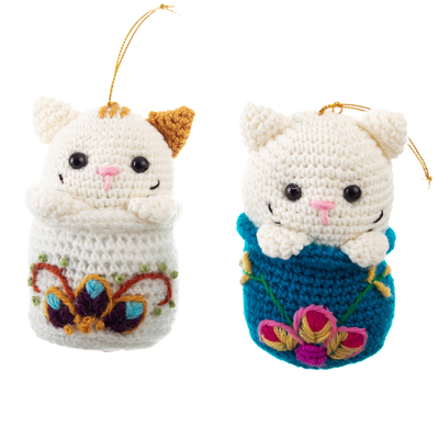 Gehäkelte und handbestickte Ornamente, „Kitty Trio“ (3er-Set) – Set aus 3 gehäkelten Katzenornamenten mit floraler Handstickerei