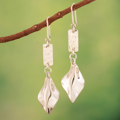 Pendientes colgantes de plata de ley - Aretes colgantes Leafy de plata esterlina con detalles martillados