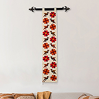 Wandteppich aus Wolle, „Chamomile Bloom“ – handgewebter Wandteppich aus elfenbeinfarbener Wolle mit Blumen- und Vogelmotiv