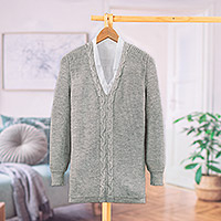 Pullover aus Alpaka-Mischung, „Grey Epoch“ – Pullover aus weicher grauer Alpaka-Mischung mit V-Ausschnitt