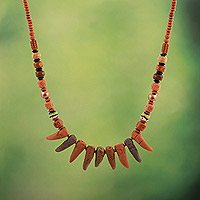 Collar con cuentas de cerámica, 'Tierra del Coraje' - Collar tradicional con cuentas de cerámica marrón oscuro del Perú