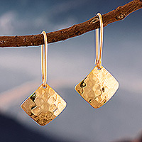 Pendientes colgantes chapados en oro, 'Oro martillado' - Pendientes colgantes cuadrados modernos chapados en oro de 18k de Perú
