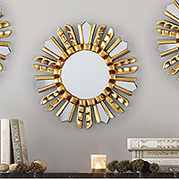 Espejo de pared de madera de bronce dorado, 'Resplendence' - Espejo de pared de madera de bronce dorado con acabado antiguo de Perú