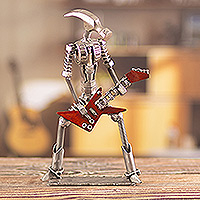 Skulptur aus recyceltem Metall, „Rocko the Hammer“ – umweltfreundliche Rock-Gitarristen-Skulptur aus recyceltem Metall