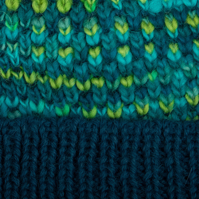 Mütze aus Alpaka-Mischung - Blaugrüne, gemusterte Strickmütze aus Alpaka-Mischung mit Bommel