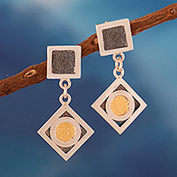 Aretes colgantes con detalles dorados - aretes colgantes con forma de diamante y detalles en oro de 22 k de Perú