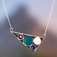 Chrysokoll- und Sodalith-Anhänger-Halskette, „Geometrische Bewegung“ – dreieckige Chrysokoll-Sodalith-Anhänger-Halskette aus 925er Silber