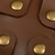 Monedero de piel para hombre. - Monedero moderno de piel color chocolate con diseño geométrico para hombre