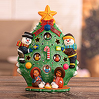 Escultura de cerámica, 'Árbol festivo' - Escultura de cerámica de árbol de Navidad con temática andina pintada a mano