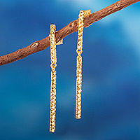 Pendientes colgantes chapados en oro, 'Sofisticación lineal radiante' - Pendientes colgantes modernos texturizados chapados en oro de 18k de Perú