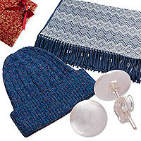 Kuratiertes Geschenkset „Blue Allure“ – Kuratiertes Geschenkset mit Überwurf-Alpaka-Mütze und silbernen Ohrringen