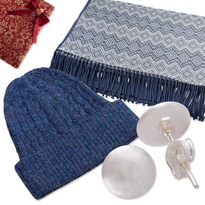 Kuratiertes Geschenkset „Blue Allure“ – Kuratiertes Geschenkset mit Überwurf-Alpaka-Mütze und silbernen Ohrringen