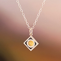 Collar colgante con detalles en oro, 'The Angular Temple' - Collar con colgante en forma de diamante de plata con detalles en oro de 22 k