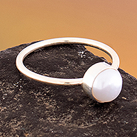 Anillo de una sola piedra con perla cultivada - Anillo de piedra única con perla cultivada blanca moderna y altamente pulida