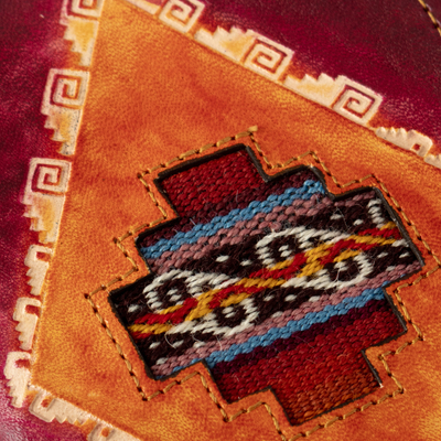 Funda para pasaporte de piel con detalles textiles - Funda para pasaporte de cuero color burdeos con temática de Chakana procedente de Perú
