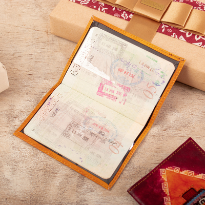 Reisepasshülle aus Leder mit Textilakzenten - Chakana-bezogene Reisepasshülle aus orangefarbenem Leder aus Peru