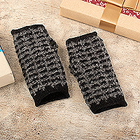 Fingerlose Handschuhe aus Alpaka-Mischung, „Night Squares“ – Fingerlose Handschuhe aus Alpaka-Mischung in Schwarz und Grau mit quadratischem Muster