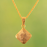 Collar colgante chapado en oro, 'Oro martillado' - Collar pedante moderno chapado en oro de 18k con forma de diamante
