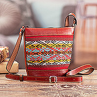 Bolso tipo cubo de cuero, 'Andean Allure' - Bolso tipo cubo de cuero rojo con acento de mezcla de alpaca tejida a mano