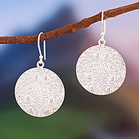 Pendientes colgantes de plata de ley, 'Lunar Fineness' - Pendientes colgantes redondos de plata de ley en relieve