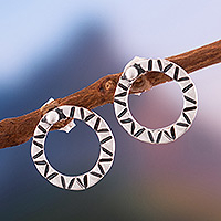 Knopfohrringe aus Sterlingsilber, „Enchanted Rings“ – runde Knopfohrringe aus Sterlingsilber mit Sonnenmotiv aus Peru