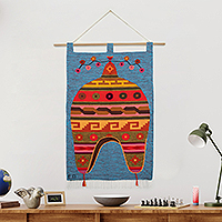 Wandteppich aus Wolle, „Chullo Hat“ – Handgewebter Wandteppich aus Wolle mit Anden-Chullo-Hut-Motiv