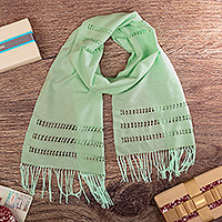 Bufanda de algodón, 'Bright Mint' - Bufanda de algodón con flecos verde menta tejida a mano de Perú