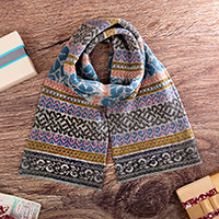 Schal aus 100 % Alpaka, „Winterblüten“ – Mehrfarbiger Schal aus 100 % Alpaka mit Blumenmuster und geometrischem Muster