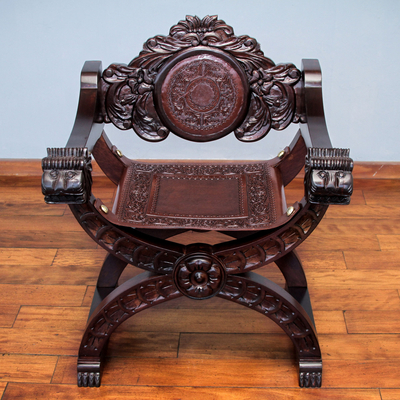 Stuhl aus Holz und Leder, „Löwenkopf“ - Stuhl aus Holz und Leder