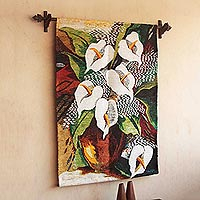 Wandteppich aus Wolle, „Lilienvase“ – Handgewebter Wandteppich aus Andenwolle mit Darstellung von Calla-Lilien