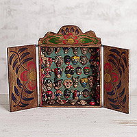 Retablo de madera, 'Colección de máscaras' - Escultura temática de máscara de arte popular de Retablo de madera única