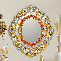 Spiegel aus rückseitig bemaltem Glas, „Tanz der Blumen“ – Ovaler Wandspiegel aus fair gehandeltem, rückseitig bemaltem Glas mit Blumenmuster