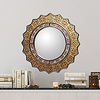 Espejo de vidrio pintado al revés, 'Marigold' - Espejo de pared ovalado de vidrio pintado al revés de Comercio Justo