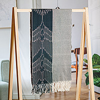 Baumwoll-Ikat-Schal, „Fergana Sky“ – handgewebter Baumwoll-Ikat-Schal mit Fransen in Grau und Elfenbein