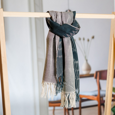 Ikat-Schal aus Baumwolle - Handgewebter Ikat-Schal aus Baumwolle mit Fransen in Grau und Elfenbein