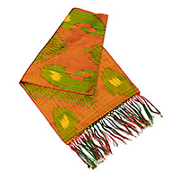 Seiden-Ikat-Schal, „Ancient Samarkand“ – Handgefertigter Ikat-Schal aus Seide mit Fransen in Orange, Grün und Gelb
