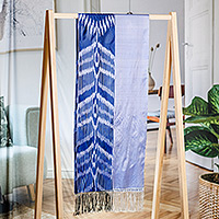 Mantón de seda, 'Middle Cascade in Blue' - Mantón de seda tradicional tejido a mano en una paleta de tonos azules