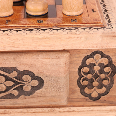 Holzschachspiel „Cappuccino“ – Handgeschnitztes Schachspiel aus Walnussholz mit Blumenmotiven