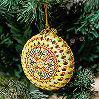 Handbemaltes Keramikornament „Yellow Folklore“ – gelb glasiertes Keramik-Blumenornament, handgefertigt und bemalt