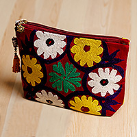 Bolsa de viaje suzani reciclada, 'Floral Spectacle' - Bolsa de viaje de algodón reciclado uzbeko con bordado floral a mano
