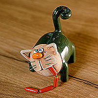 Keramikfigur „Feline Mischief in Green“ – Handgefertigte grüne Keramikfigur von Katze und Würstchen