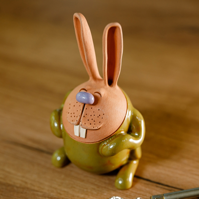 Keramikfigur - Handgefertigte Hasenfigur aus olivgrüner und brauner Keramik