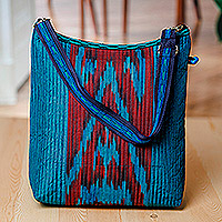 Baumwoll-Umhängetasche, „Blue Vessel“ – Baumwoll-Umhängetasche mit blauem und rotem Ikat-Muster und Reißverschluss