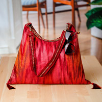Hobo-Tasche aus Baumwolle, „Fire Days“ – Hobo-Tasche aus Baumwolle mit Ikatmuster in warmen Farbtönen und Quasten
