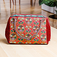 Bestickte Baumwollhandtasche, „Red Gardens of Shahrisabz“ – Florale, geometrische Iroki-gestickte rote Baumwollhandtasche