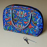Mit Kreuzstich bestickte Handtasche, „Blue Gardens of Shahrisabz“ – Traditionelle florale Iroki-bestickte blaue Baumwollhandtasche